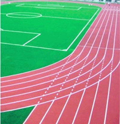 紅配綠的經(jīng)典搭配，PU塑膠跑道地坪與綠茵草地